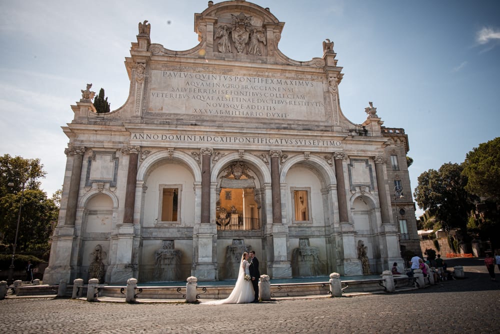 Ritratto di sposi sorridenti, opera di un fotografo matrimonio Roma, durante una passeggiata romantica.