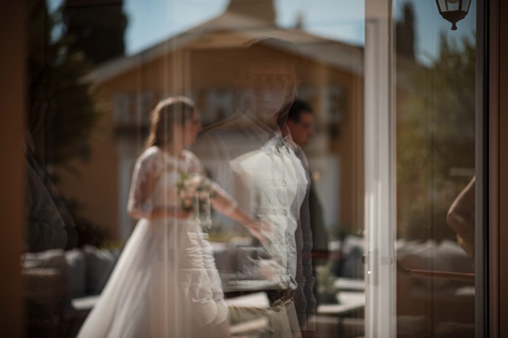 Primo ballo degli sposi, immortalato da un fotografo matrimonio Roma, con luci soffuse e atmosfera romantica.