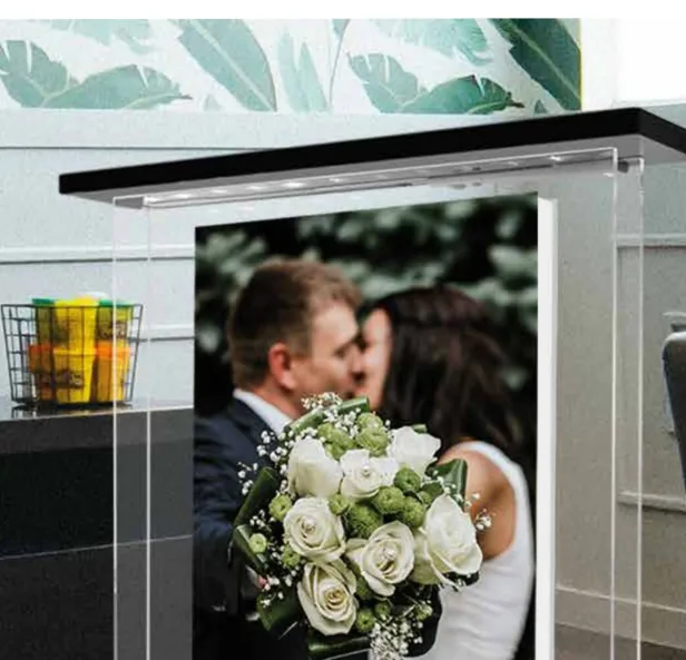 Album di matrimonio in cornice Theca Aero in plexiglass con bouquet di rose
