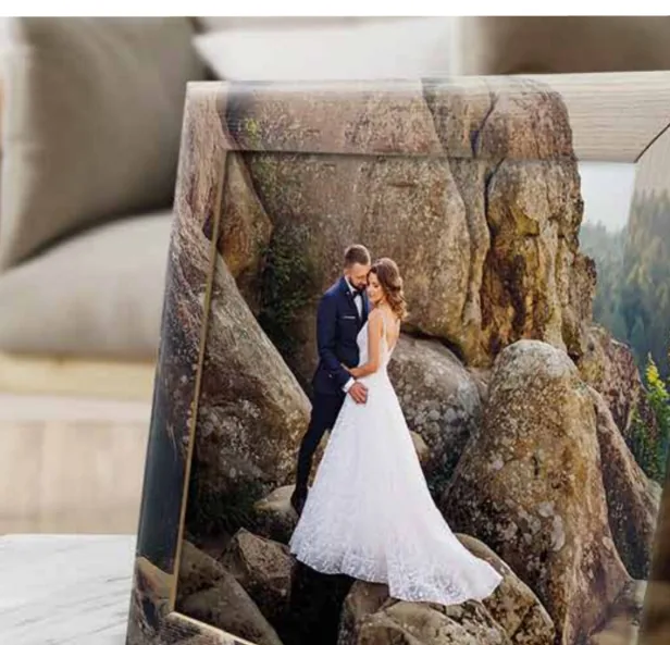 Album di matrimonio in cornice Theca Essenza in legno su console d'arredo