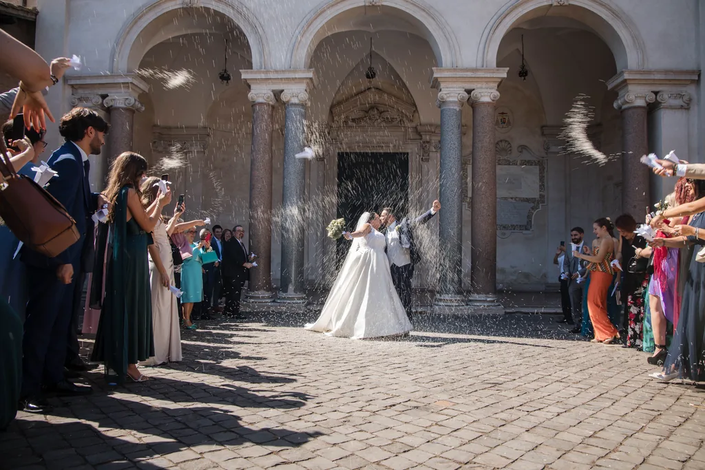 Matteo e Chiara escono dalla Basilica di San Sebastiano fuori le mura tra il lancio del riso — fotografo matrimonio Roma