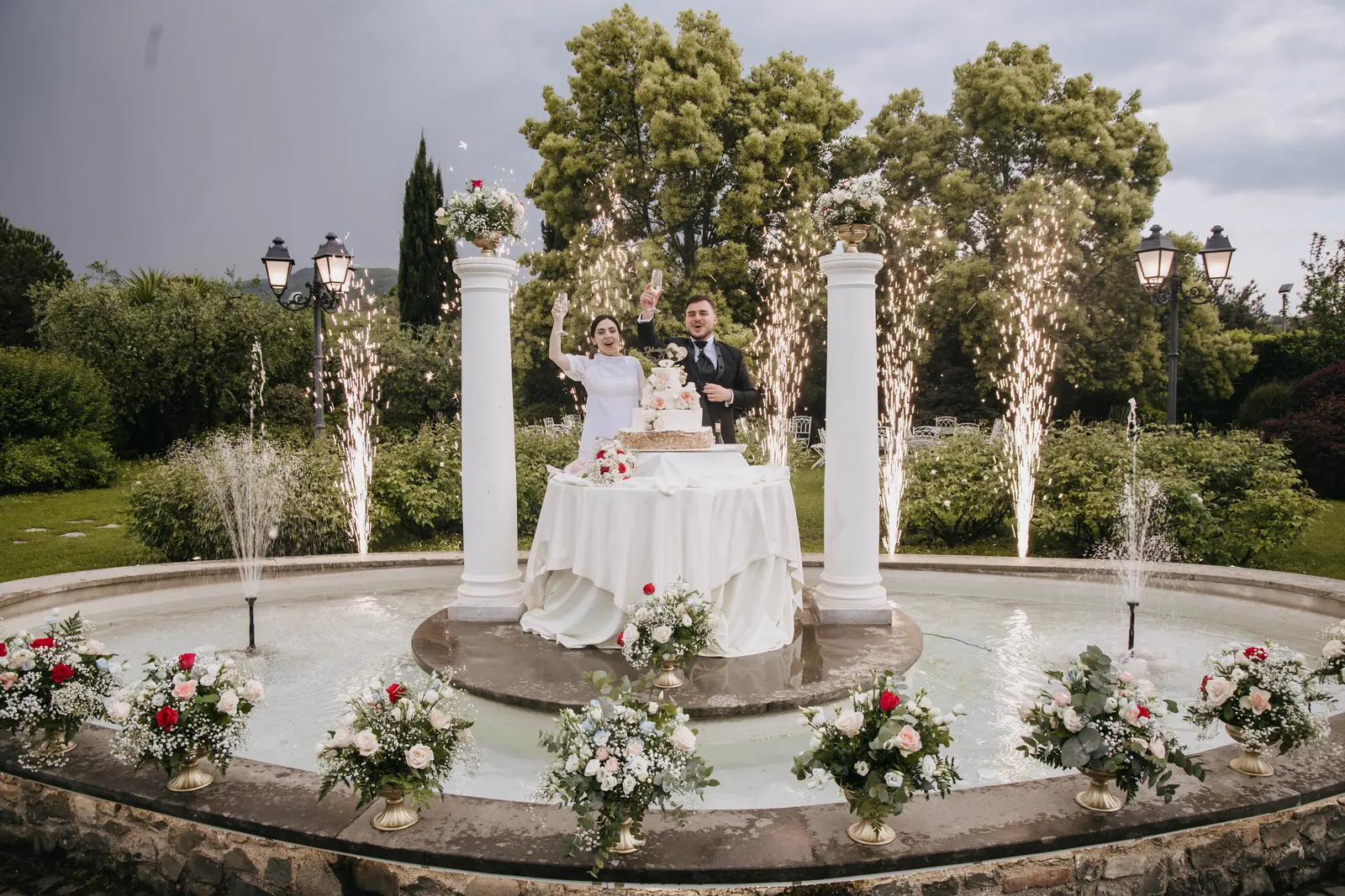Taglio della torta con fontana e fuochi nel giardino di una villa ai Castelli Romani