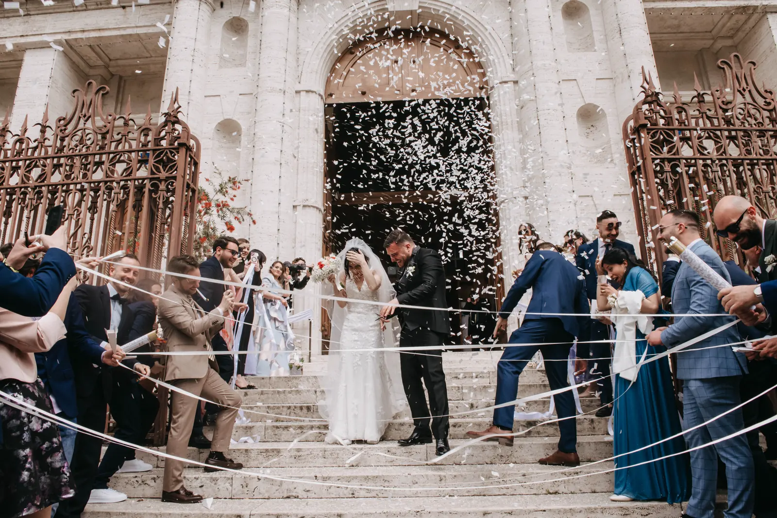 Uscita degli sposi dalla chiesa tra i coriandoli, matrimonio ai Castelli Romani