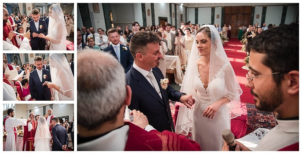 "Scambio degli anelli durante la cerimonia, fotografato da un fotografo matrimonio Roma, in una chiesa barocca."