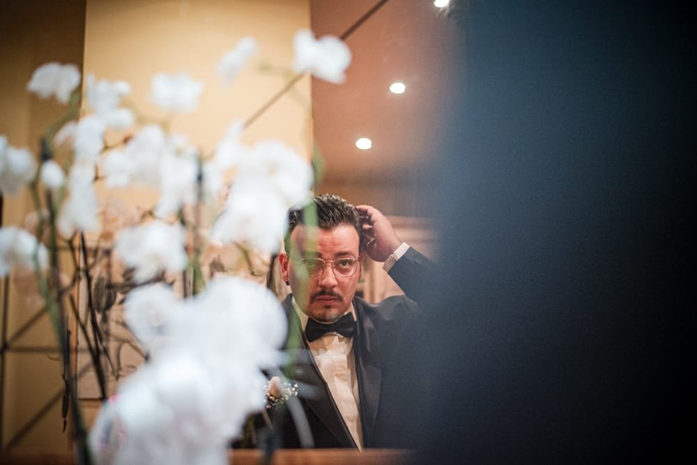 "Coppia di sposi felici fotografata da un fotografo matrimonio Roma, con il Colosseo sullo sfondo."