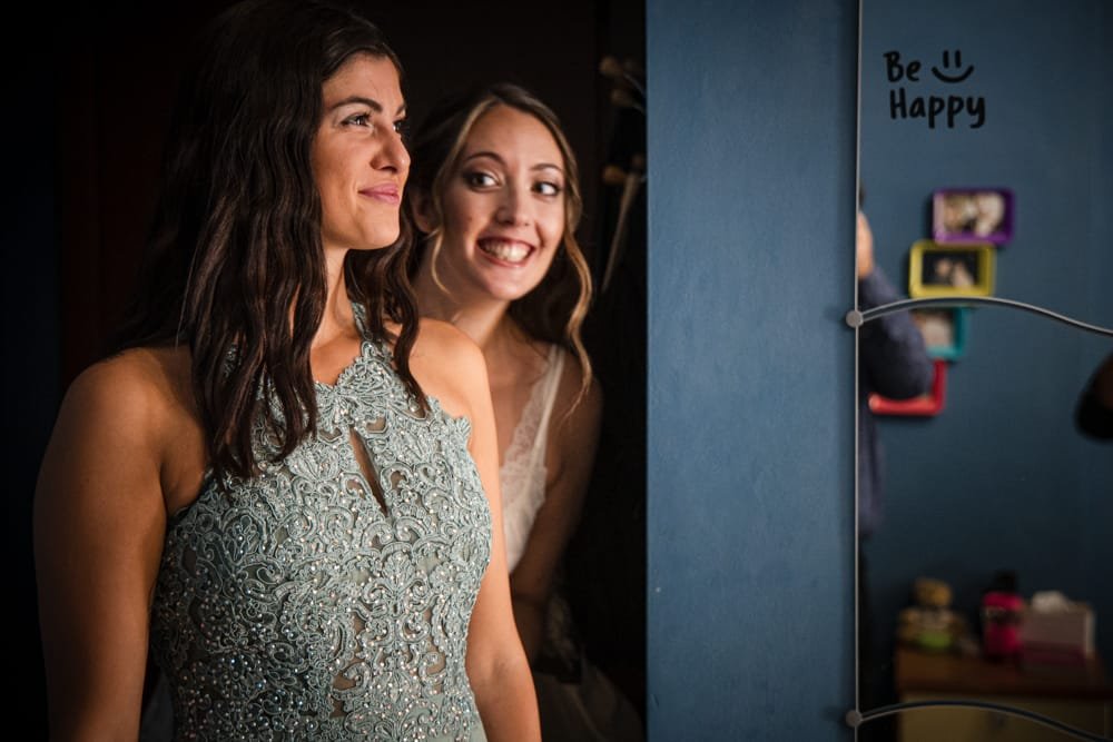 "Dettaglio del bouquet della sposa, fotografato da un fotografo matrimonio Roma, con fiori colorati e profumati."