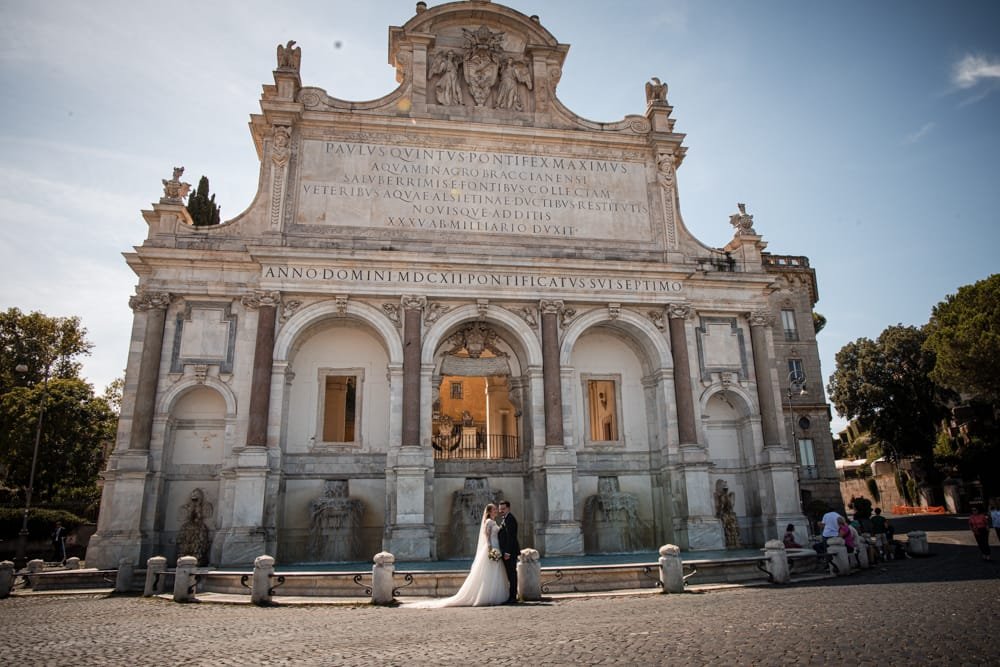 "Ritratto di sposi sorridenti, opera di un fotografo matrimonio Roma, durante una passeggiata romantica."