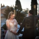 "Primo ballo degli sposi, immortalato da un fotografo matrimonio Roma, con luci soffuse e atmosfera romantica."