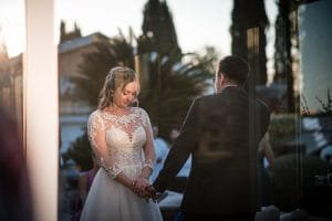 "Primo ballo degli sposi, immortalato da un fotografo matrimonio Roma, con luci soffuse e atmosfera romantica."